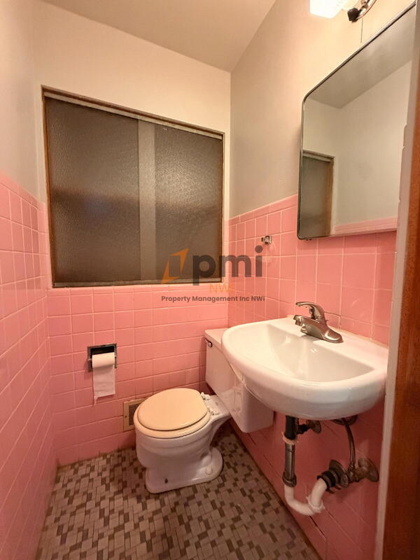 Building Photo - 330 E 69th Pl