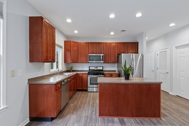 Building Photo - 33 Tallman Ln