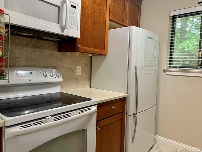 Building Photo - 3 Oakwood Dr