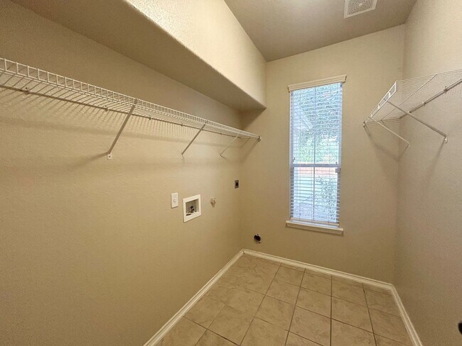 Building Photo - 4 Bedroom / 3.5 Bathroom beautiful house f...