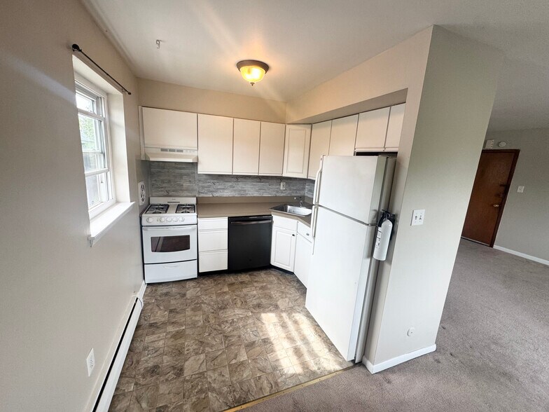 Building Photo - 609 8th Ave