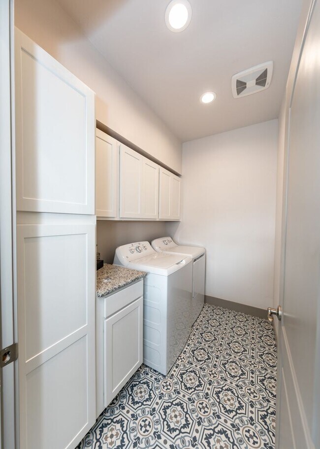 Building Photo - 2 Bedroom Luxury townhome