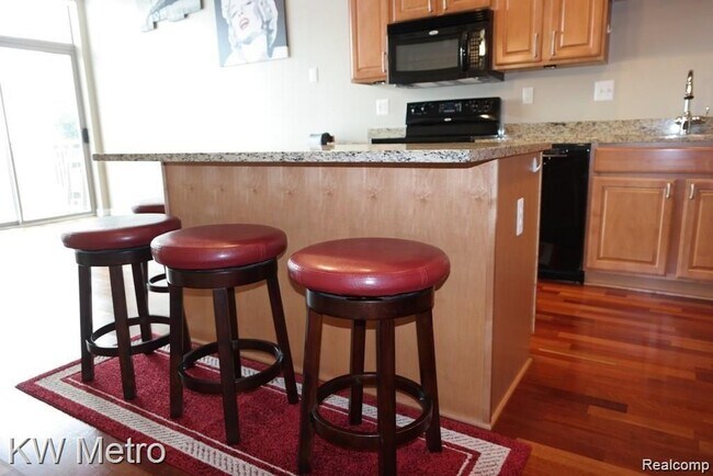 Building Photo - 350 N Main St