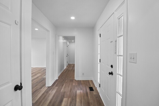 Building Photo - 704 Jace Dr