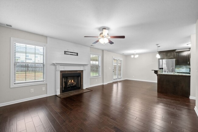 Building Photo - Pet Friendly Three Bedroom in Rossview!