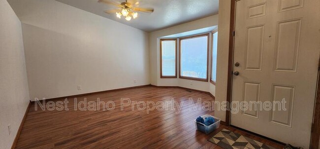 Building Photo - 5048 S Cole Rd