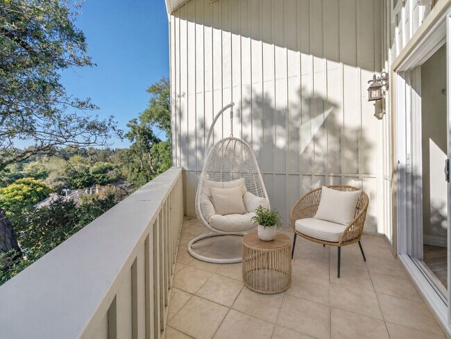 Building Photo - Renovated Los Gatos Retreat Backing to Oak Meadow Park