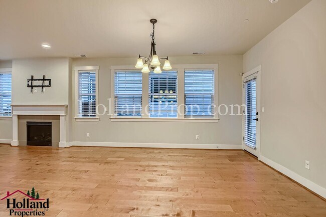Building Photo - Gorgeous 4-Bedroom Home Near Nike & Intel ...