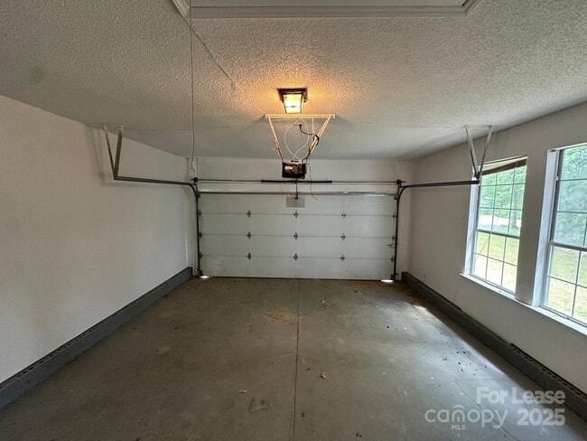Building Photo - 1617 Sugar Hollow Dr