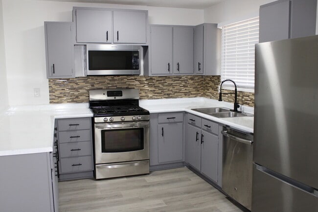 Building Photo - Spacious 4 bedrooms and 2 bathrooms in Kan...