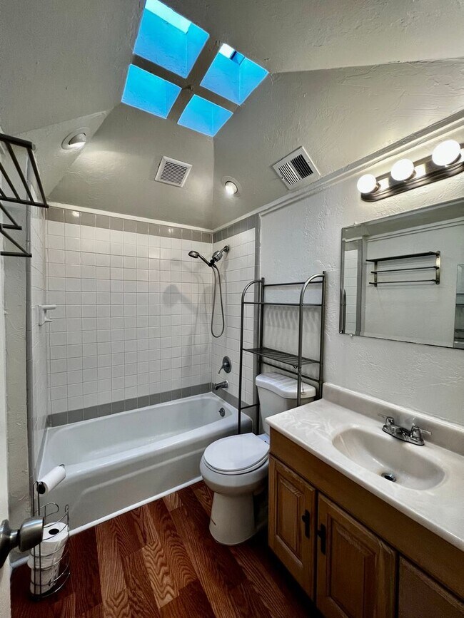 Building Photo - Charming 2 Bedroom Townhome with Private 2...