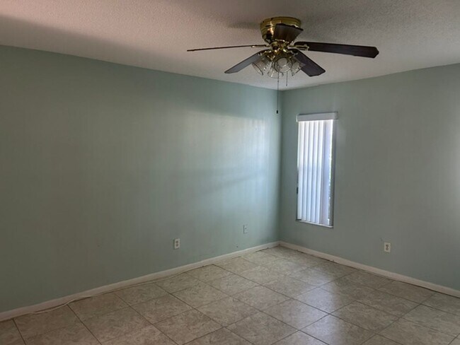 Building Photo - 3/2 available now! Welcome home!