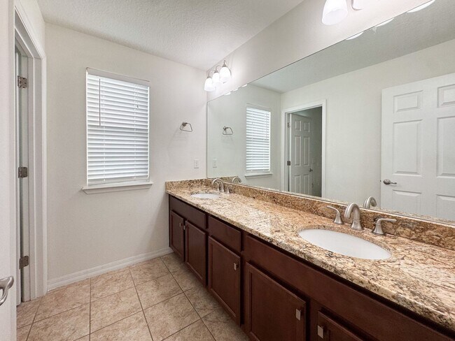 Building Photo - Windermere Landings Highly Desirable 3/2.5 Home...Beautifully Upgraded (2139 sq ft)! MUST SEE!