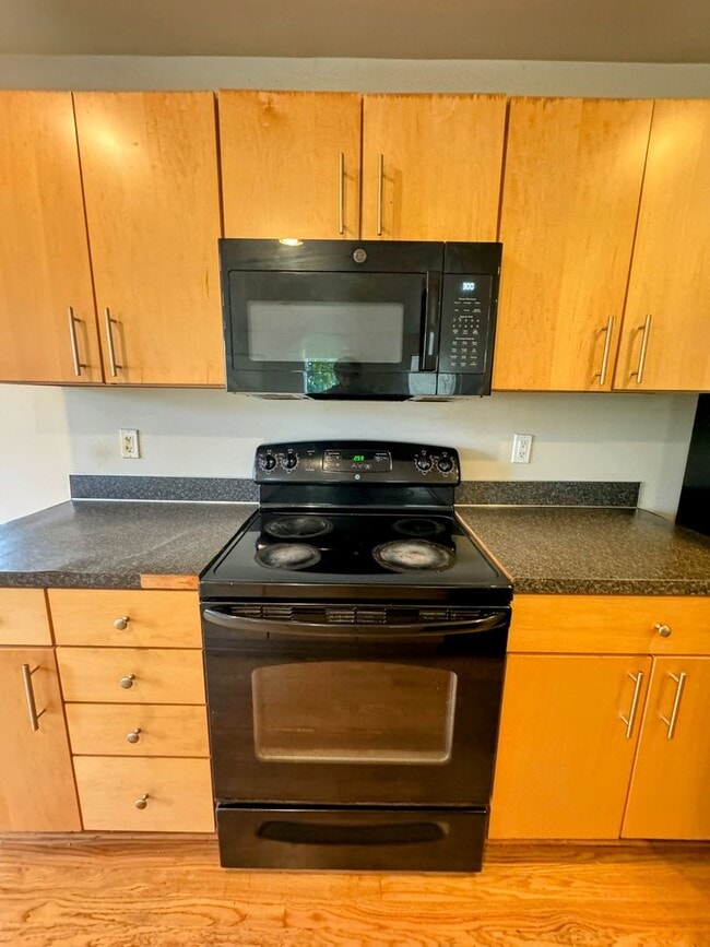 Building Photo - Spacious 9-Bedroom Home in Seattle’s Unive...