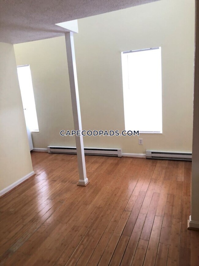 Building Photo - 357 Main St