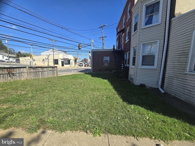 Building Photo - 82 N Sycamore Ave