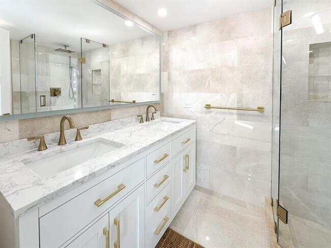 Building Photo - 4800 Bayview Dr