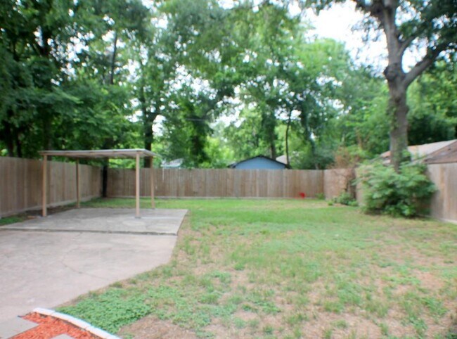 Building Photo - 8241 Glenview Dr