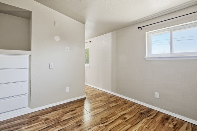 Building Photo - Three Bedroom Home with Bonus Room