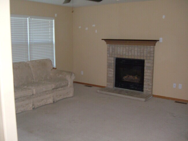 Building Photo - Large Springs Ranch 5 bedroom Close to Pow...
