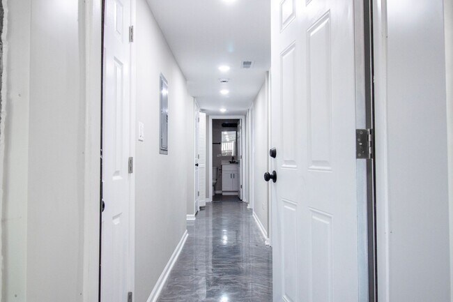 Building Photo - Amazing 4-bed Duplex by UIC