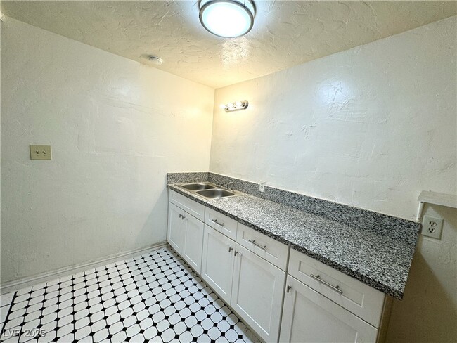 Building Photo - 1871 Shadow Mountain Pl