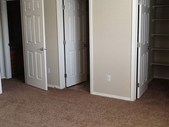 Building Photo - Spacious 4 bedroom 2.5 bath 2 story home