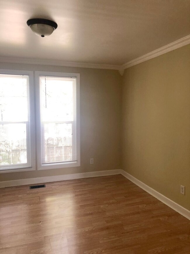 Building Photo - 704 E Main St