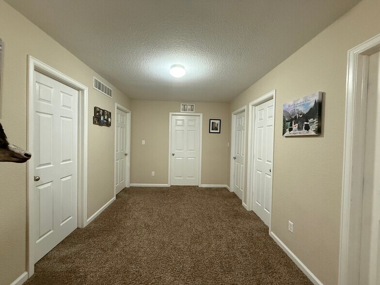 Building Photo - 2409 Capital Dr