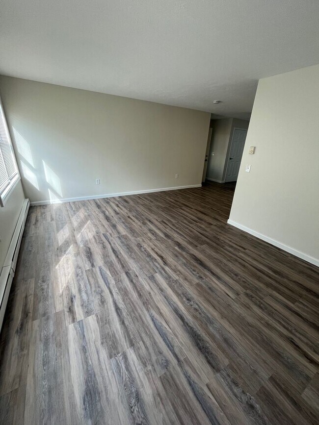 Building Photo - $750 Security Deposit & First Month's Rent!