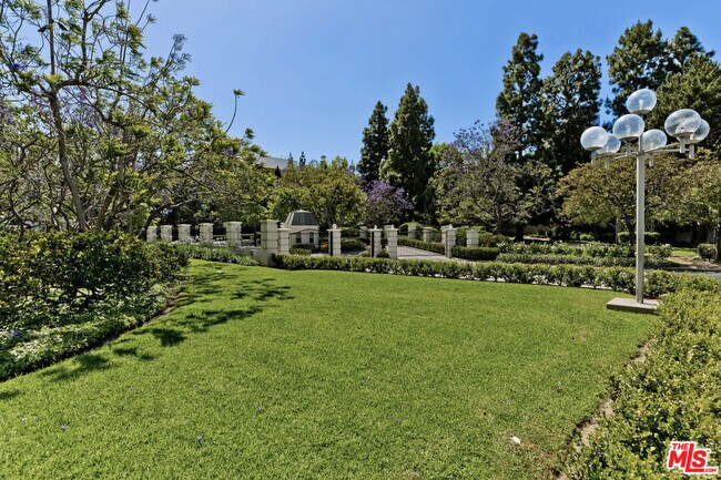 Building Photo - 2222 Ave of the Stars