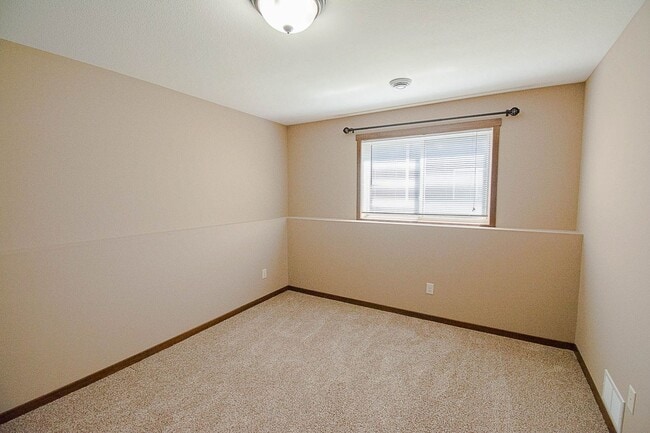 Building Photo - Move-In Ready NW Rochester Home with Finished Lower Level