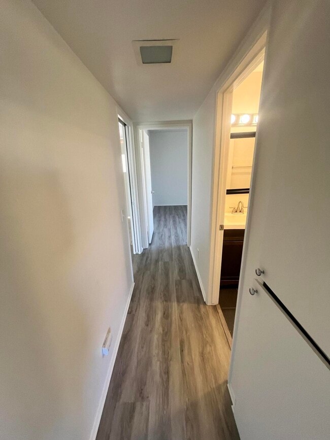 Building Photo - 1407 N Sunrise Way