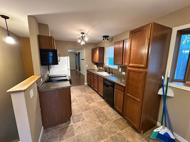 Building Photo - Cute 3 bed 2 bath House Available Now!