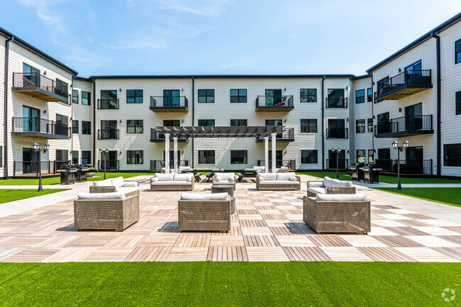 Outdoor Courtyard - Netherwood Flats