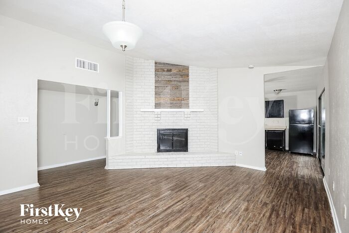 Building Photo - 4201 Yellowleaf Dr