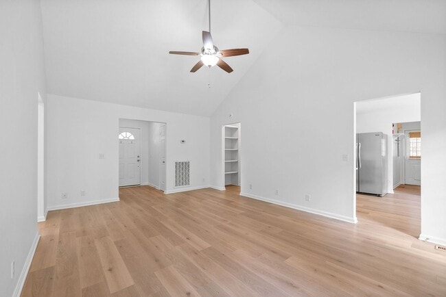 Building Photo - Pet Friendly Three Bedroom in Springfield!
