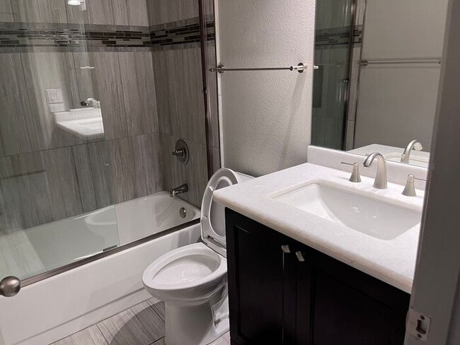 Building Photo - Adorable light and bright! 3Bedroom/2Bath ...