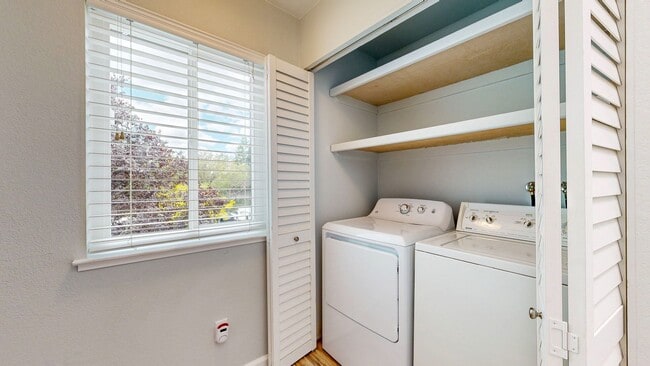 Building Photo - Serene 2 Bedroom 2 Bath Townhome in Windsor, CA with Carport Included!