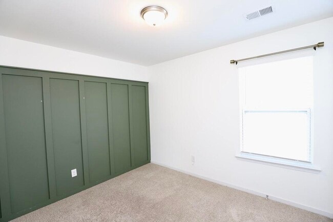 Building Photo - 2943 Old Field Rd