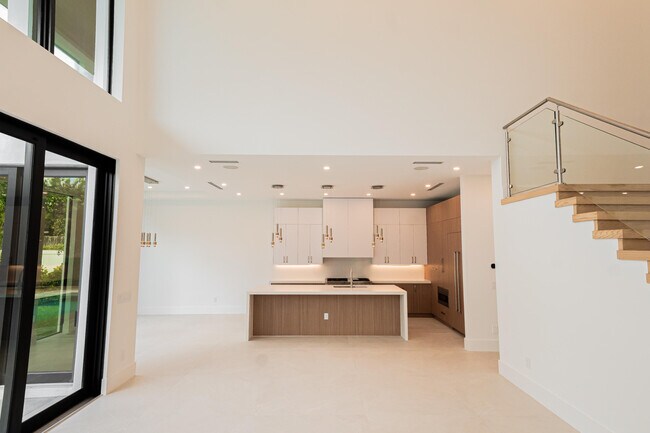 Building Photo - 333 NE Spanish Ct