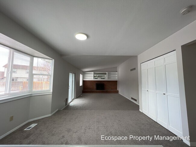 Building Photo - Four Bedroom House in the Smoky Hill neigh...