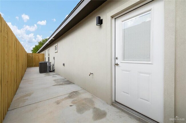 Building Photo - 30 Violet Ave W