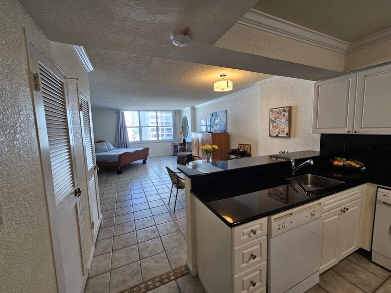 Building Photo - 2501 S Ocean Dr