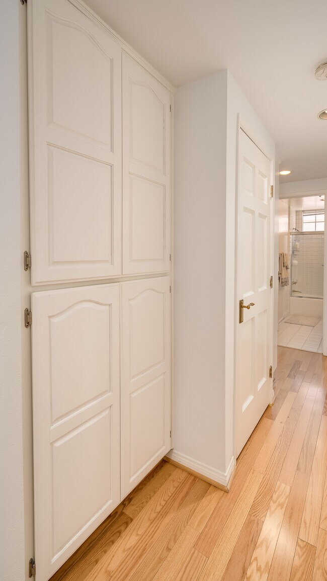 Building Photo - 2025 S Beverly Glen Blvd