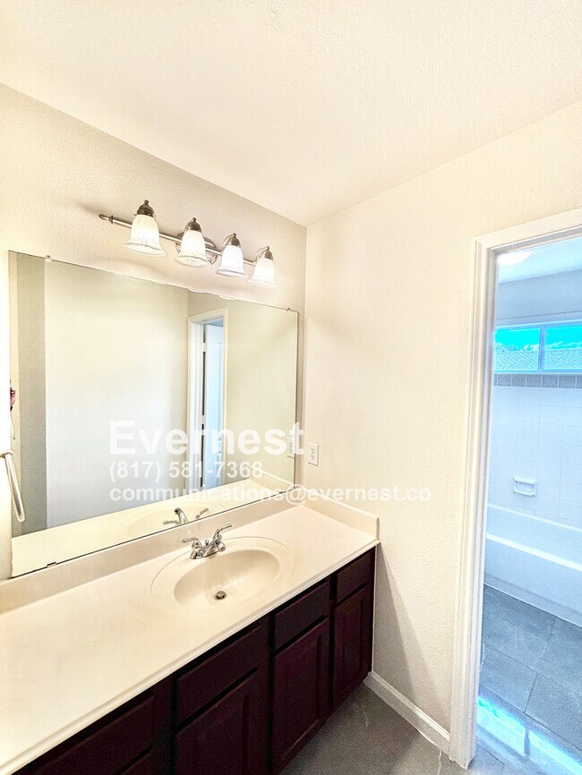 Building Photo - 4-Bedroom Home with Versatile Layout Near ...