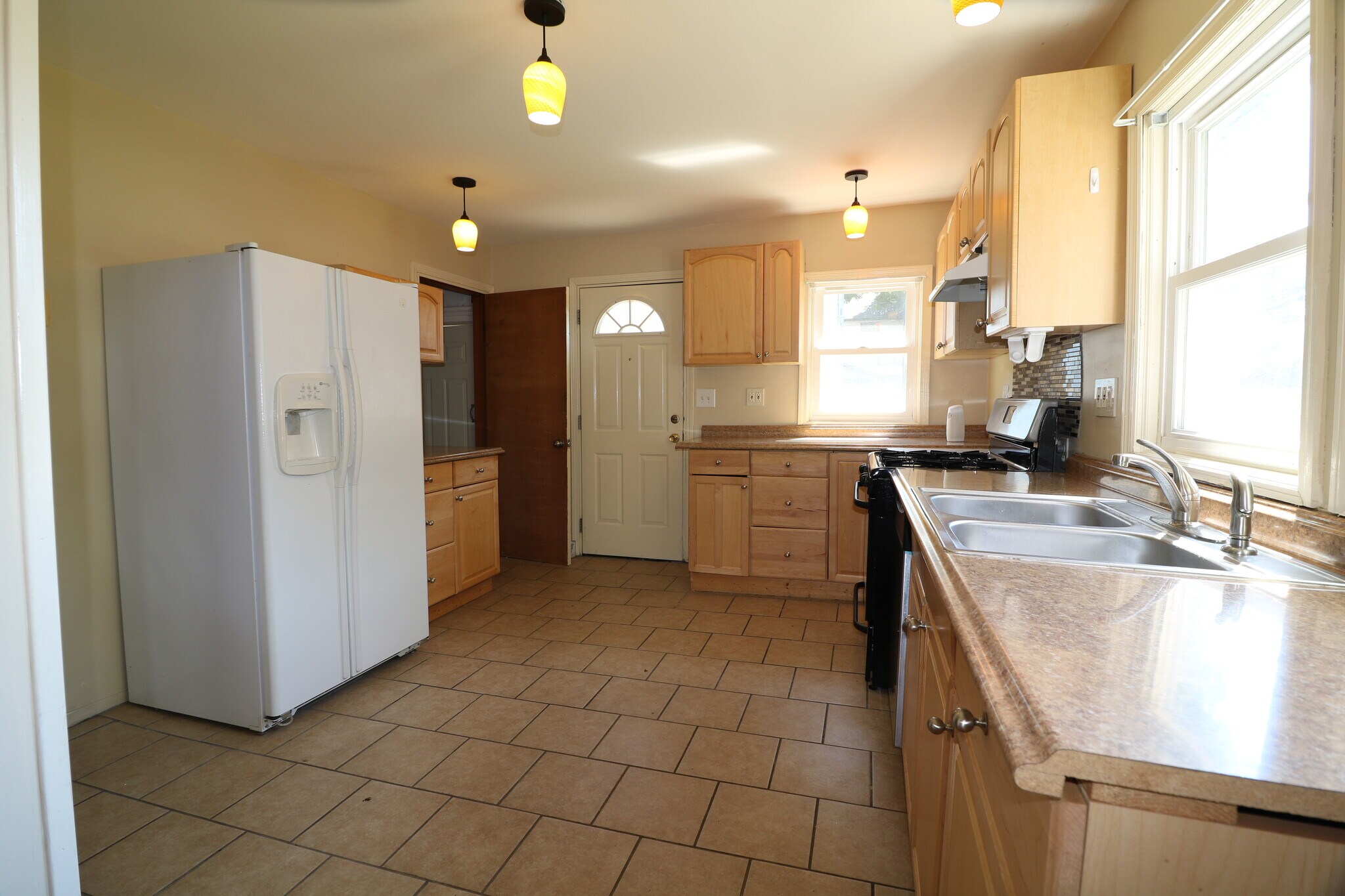 Building Photo - 1319 E 12th St