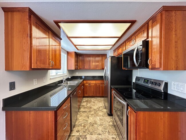 Building Photo - Beautifully Upgraded 2 Bed 2.5 Bath Townhome