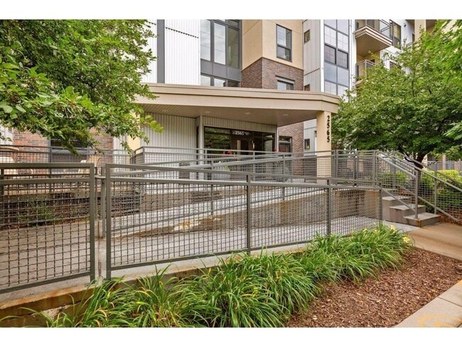 Building Photo - 2565 Franklin Ave