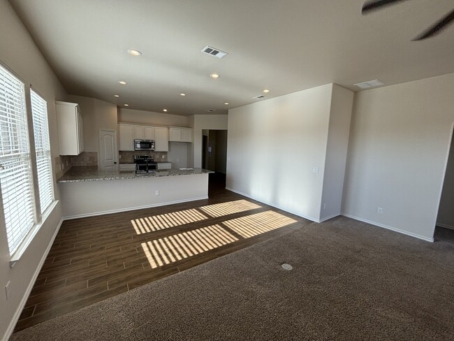 Building Photo - 3 bed 2 bath with 2 car garage located in ...